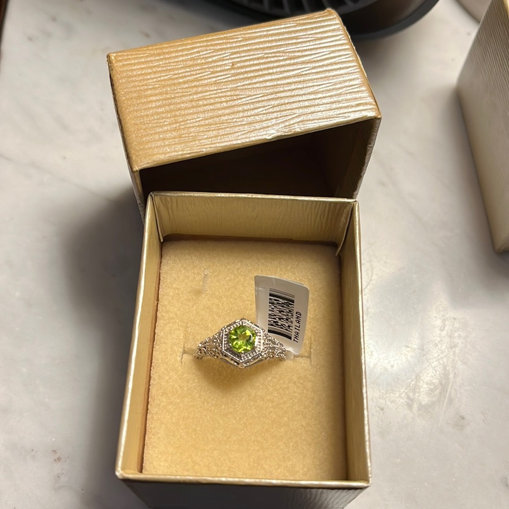 NIB. 925 Peridot Ring (8)